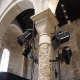 Del resto le casse audio, le sedie nere e i faretti sulle colonne non lasciano adito a dubbi: perch� qui, nell�antica Vallisa, l�unica cosa che si �celebra� sono spettacoli ed eventi